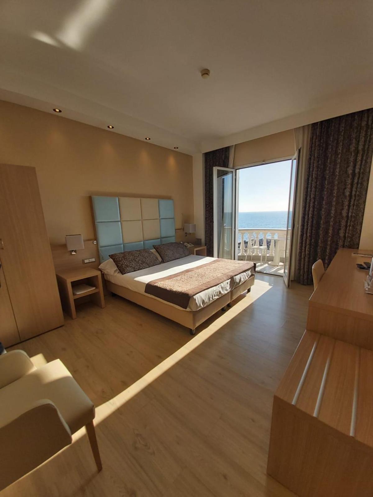 Hotel Piccolo Lido Бордигера Экстерьер фото