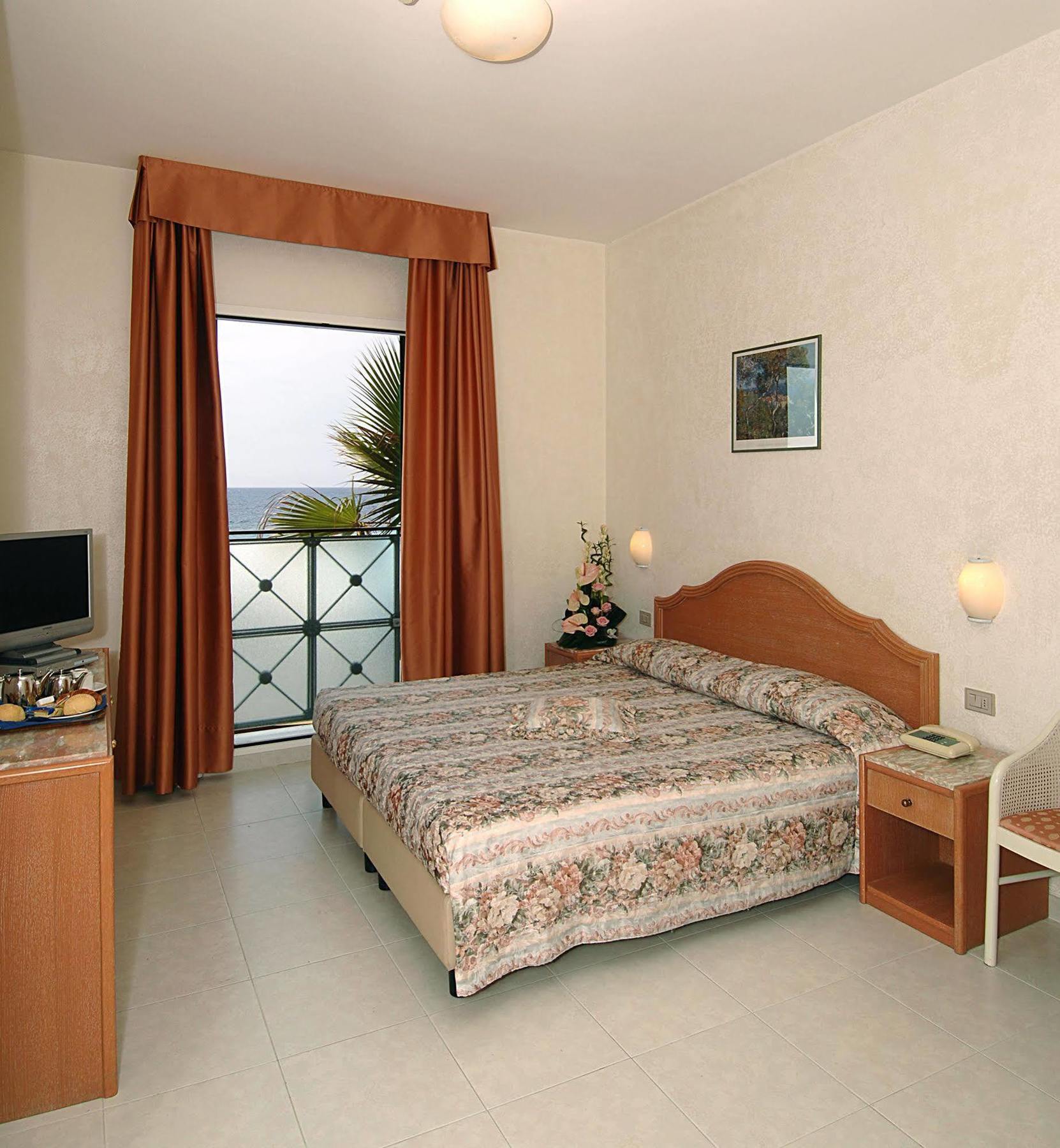 Hotel Piccolo Lido Бордигера Экстерьер фото