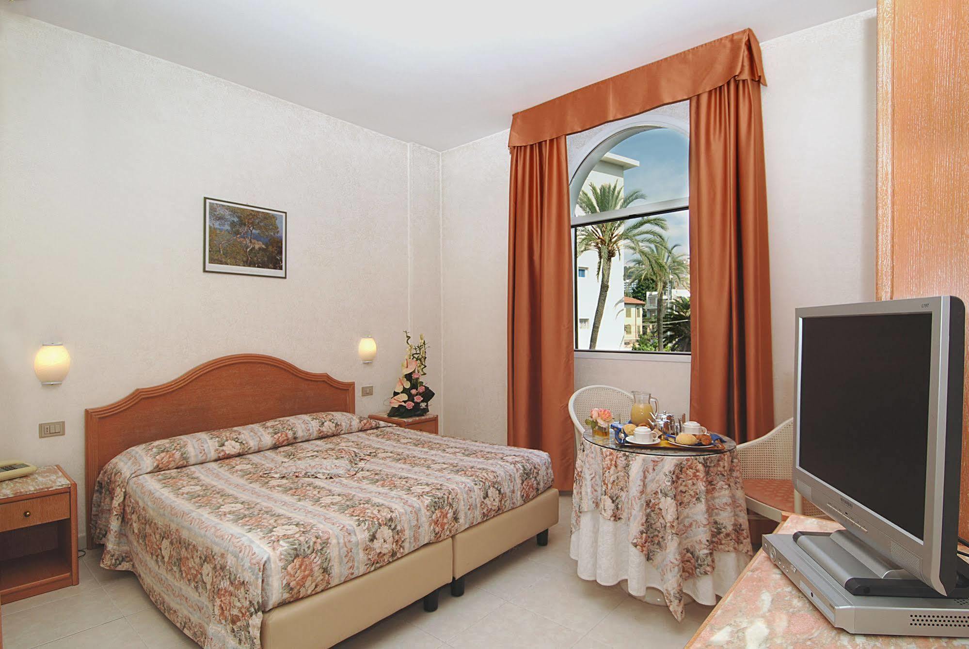 Hotel Piccolo Lido Бордигера Экстерьер фото
